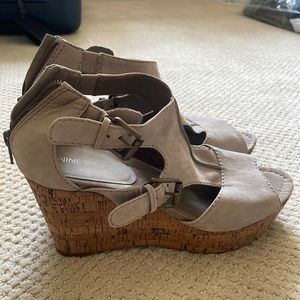 Nine West cork wedges with buckel